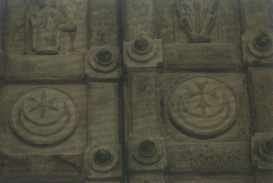 Крест с полумесяцем и звезда с полумесяцем на дверях аббатства св. Климента в Казаурии