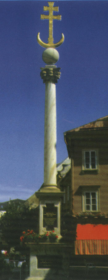 Колонна с крестом и полумесяцем на площади в г. Клагенфурте