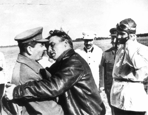 Встреча И.В. Сталина и В.П. Чкалова после дальнего перелета. 10 августа 1936
