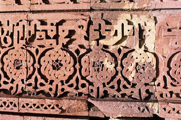 Carvings on the Quwwat-ul-Islam Mosque 12th с
