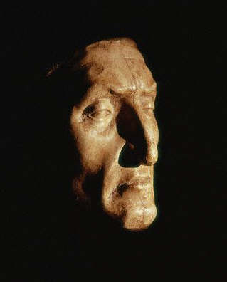 Three-quarter view of Dante's mask