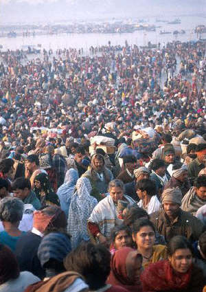 Kumbhmela, Th crowd on the banks of the rivers Ganga and Yamuna
