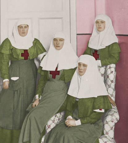 Императрица и великие княжны в форме сестер милосердия 1914